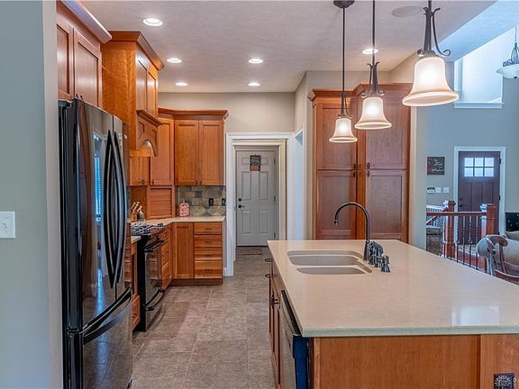 5th image of 157 Falcon Hill Way