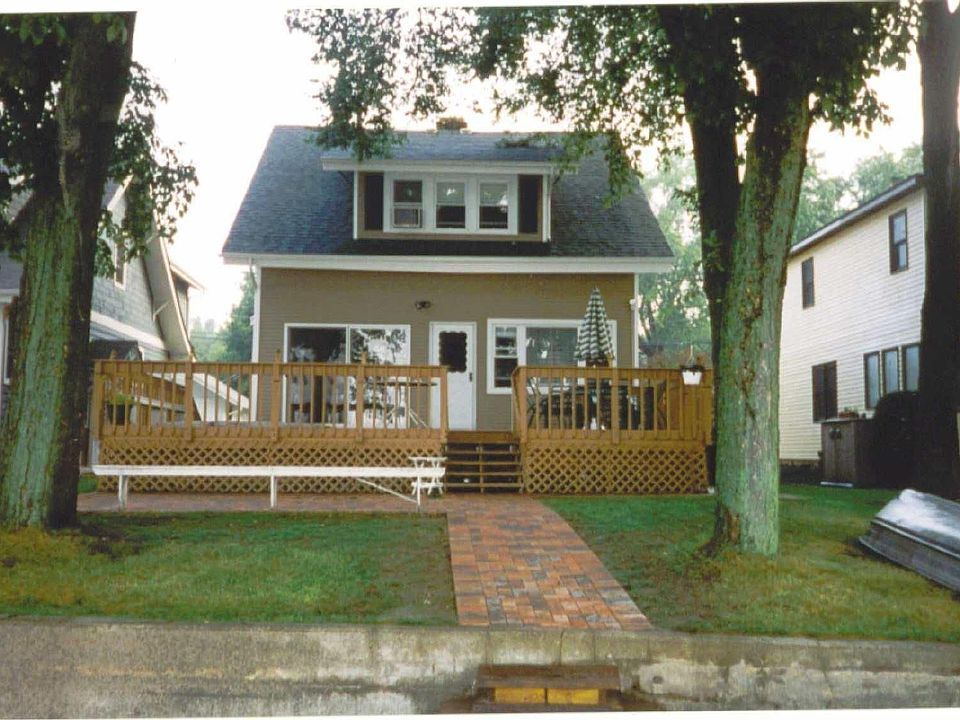 LAKEFRONT HOME