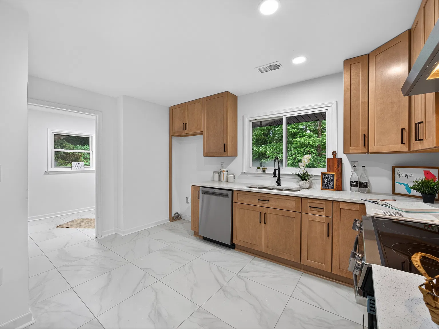 5 bed, 2784 sqft, $3,700 — Photo 3