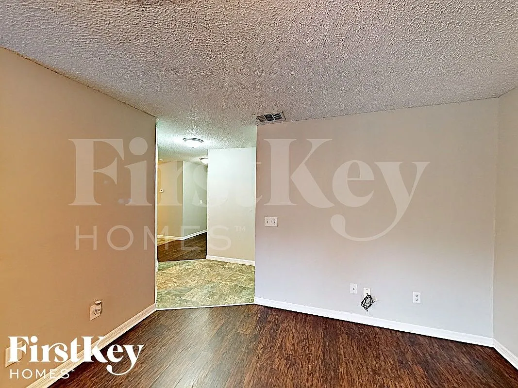 4 bed, 2.0 bath, 1383 sqft, $1,820 — Photo 3