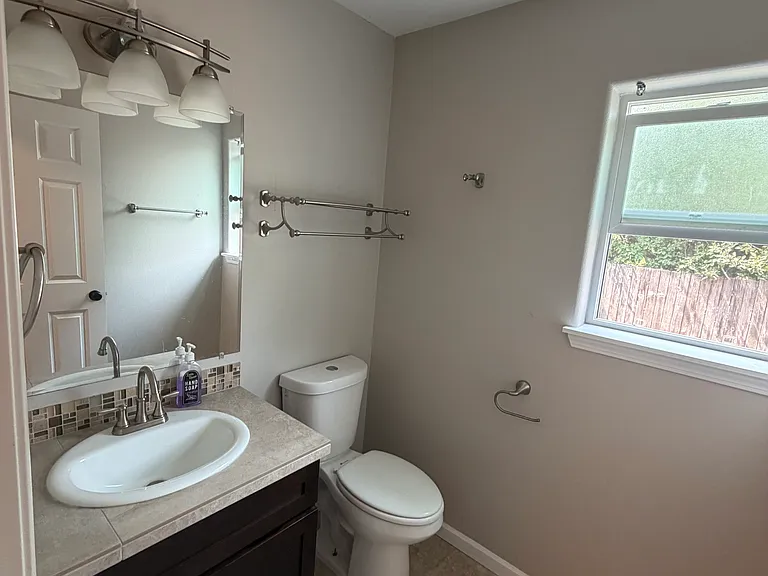 1426 NE Thomas Ct — Photo 11