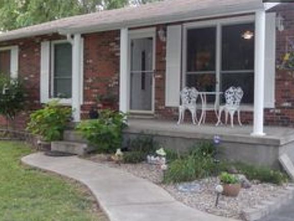 2nd image of 718 E Woodland Dr