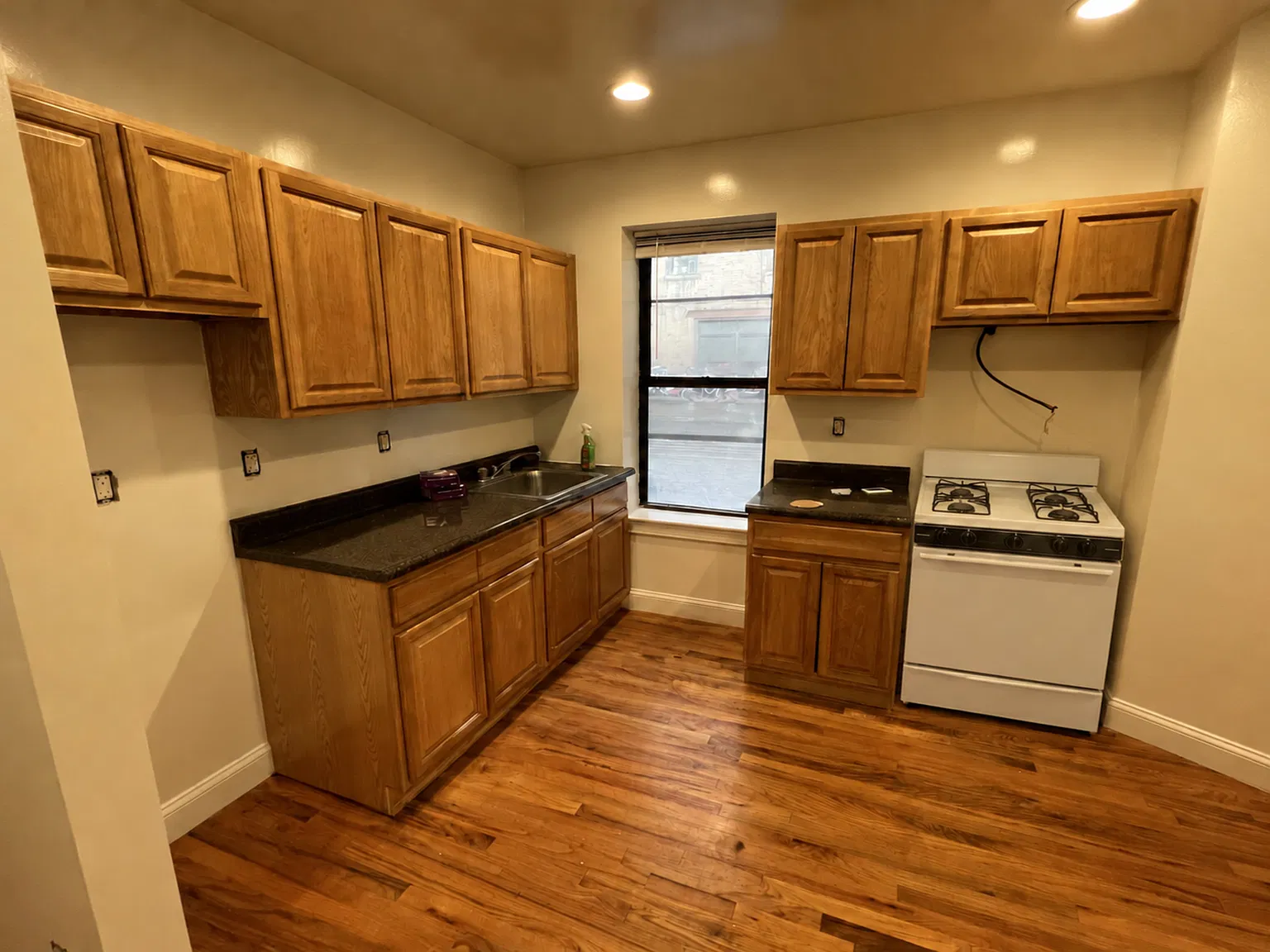 1 bed, 700 sqft, $1,570 — Photo 3