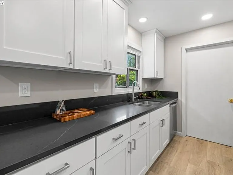 6401 SW McEwan Rd — Photo 8