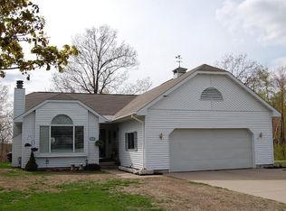 838 Evergreen Ct, Kingsford, MI 49802