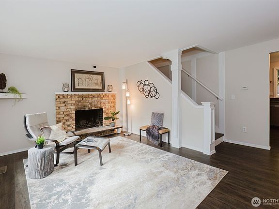 3rd image of 611 NE Conifer Drive