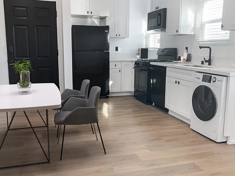 458 Edgewood St #458 — Photo 2