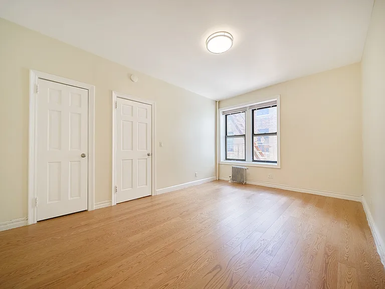 121 Seaman Ave #4E — Photo 2