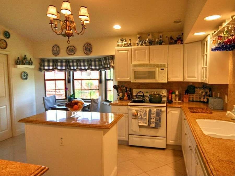 "Kitchen Dimensions: 15 x 12"