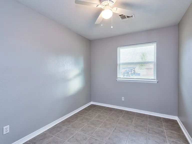 319 E Cedar Ln — Photo 8