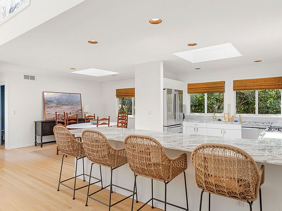 5th image of 15 Elizabeth Ln