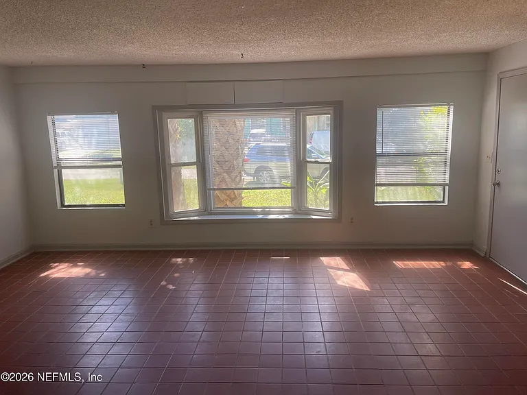 530 Myra St — Photo 3