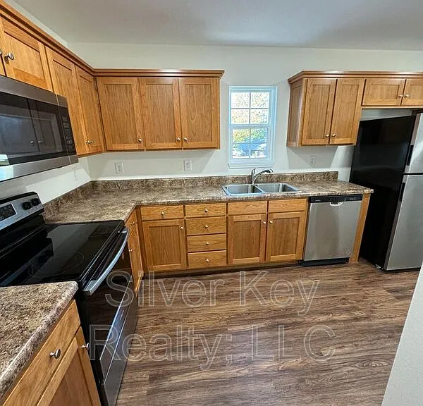 141-155 Oak St #155 — Photo 7
