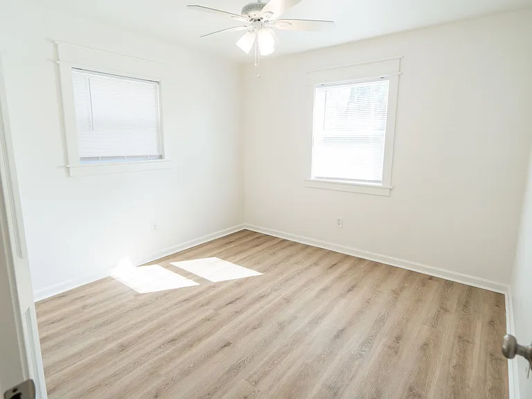 406 Essex Dr — Photo 33