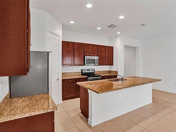 5th image of 136 SW 127th Ter