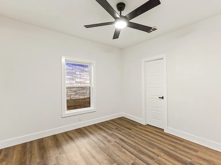 418 Lillian St — Photo 18