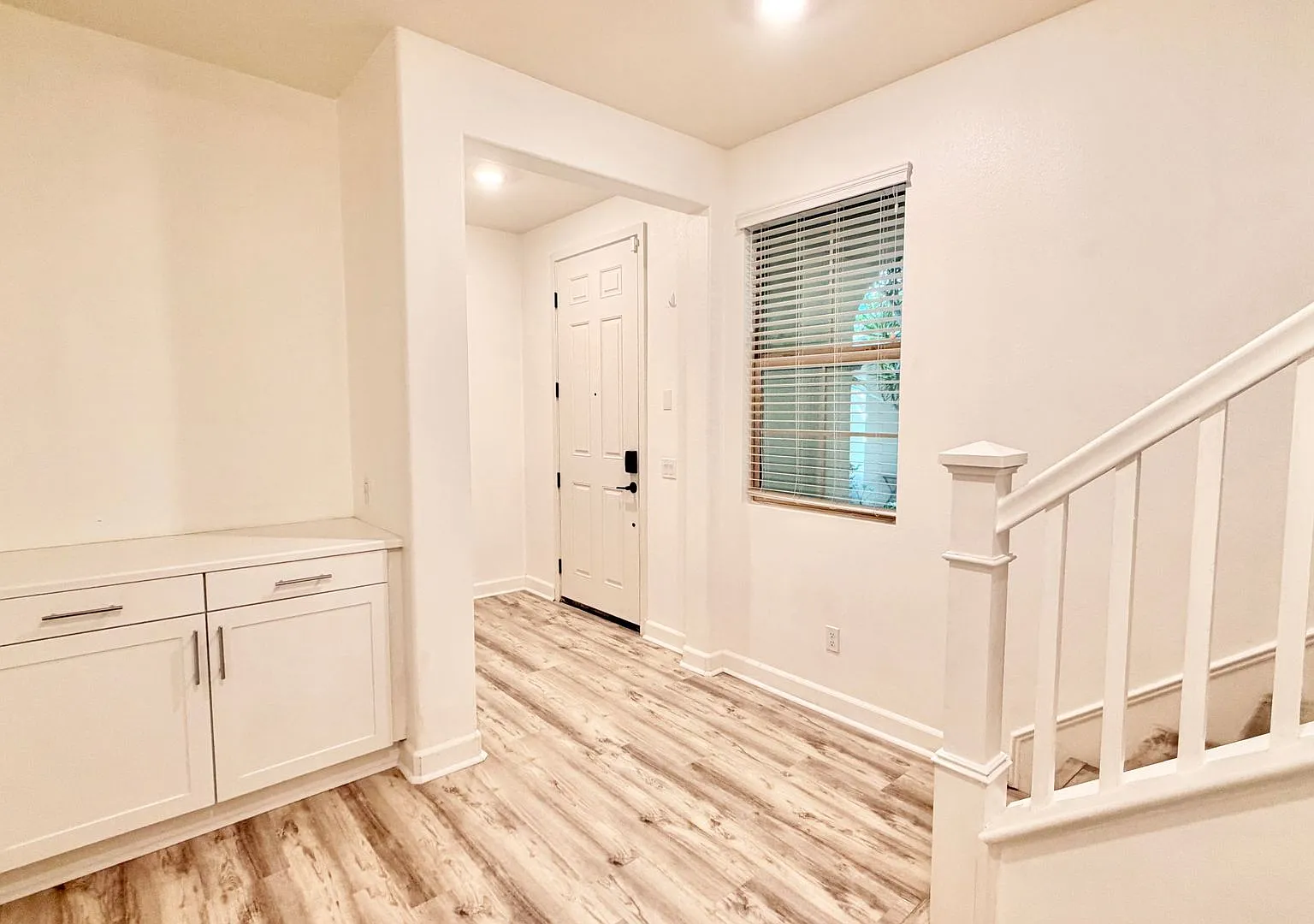 Awesome Tri-Level Townhome Minutes to Everything, Located within the Private & Gated St. Cloud Co... — Photo 3