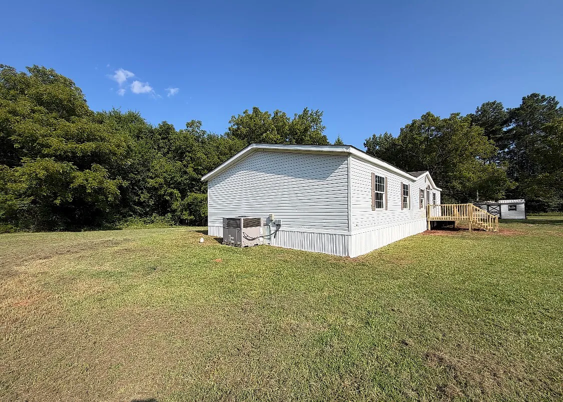 3 bed, 1960 sqft, $1,695 — Photo 3