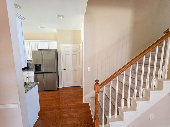 5th image of 218 Stoners Glen Ct