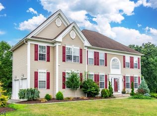 8 Cider Ln, Washington, NJ 07882