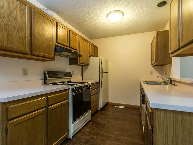 1802 E Maxwell Ln — Photo 4