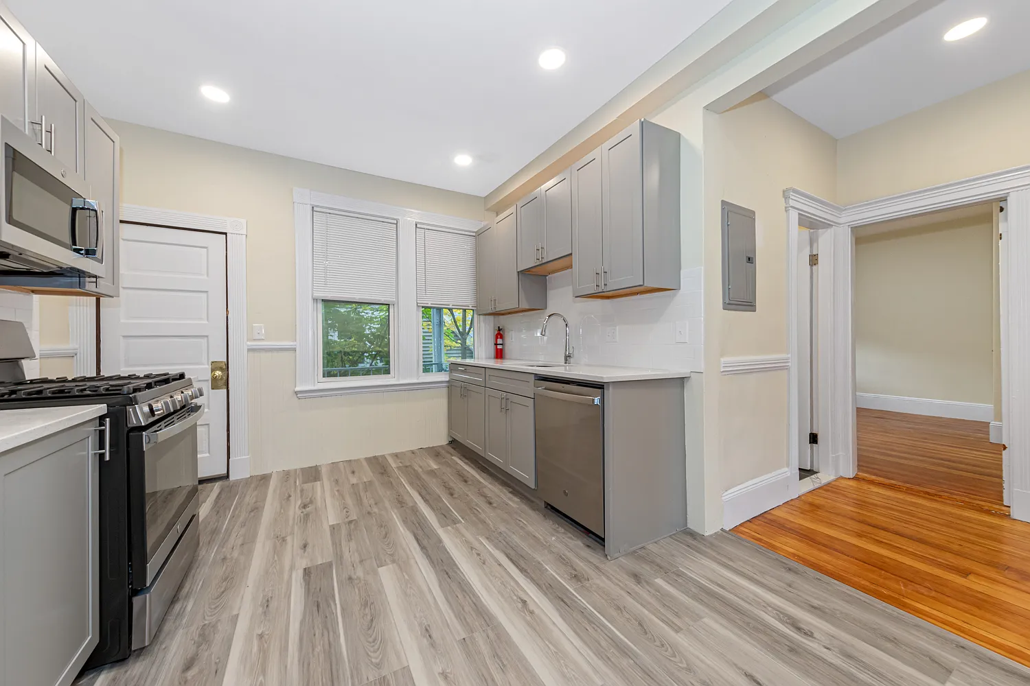 3 bed, 980 sqft, $2,995 — Photo 4
