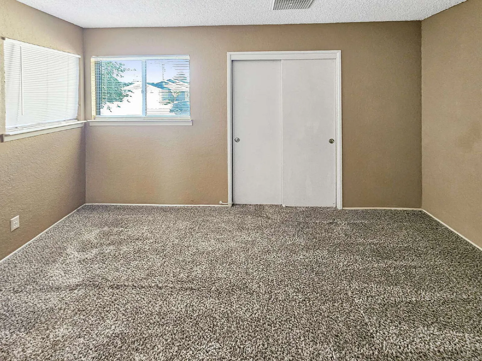 3 bed, 3.0 bath, 1372 sqft, $1,500 — Photo 3