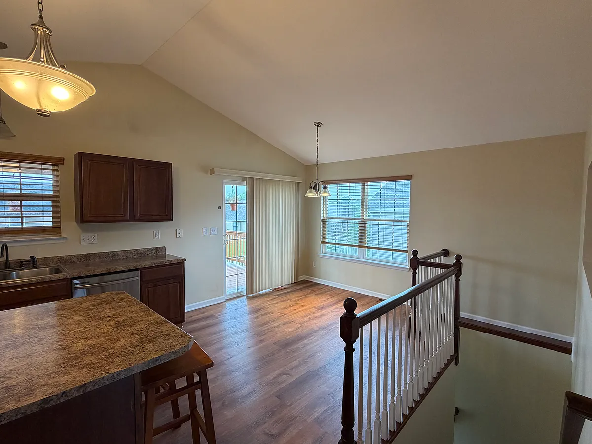 Building Photo - Meadow Crest Dr