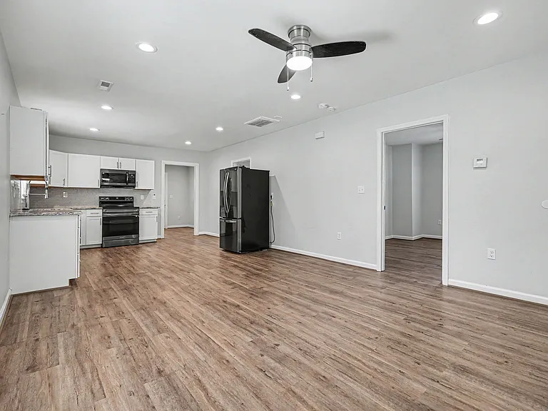 2541 Booker Ave — Photo 5