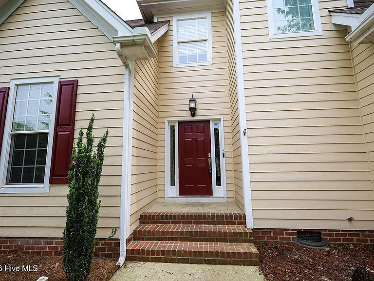 10 London Way — Photo 2