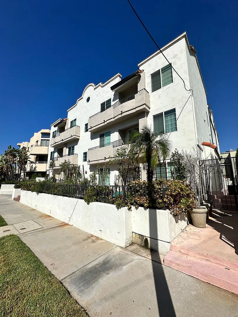 Prime Sherman Oaks Living Remodeled Rare Ground Level Spacious 3 Bed / 3.5 Bath — Photo 3