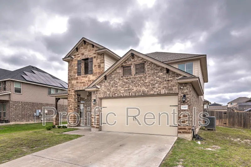 5 bed, 2.5 bath, 2696 sqft, $2,300 — Photo 2