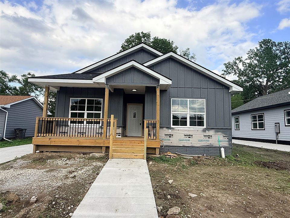 1st image of 815 SE 11th St