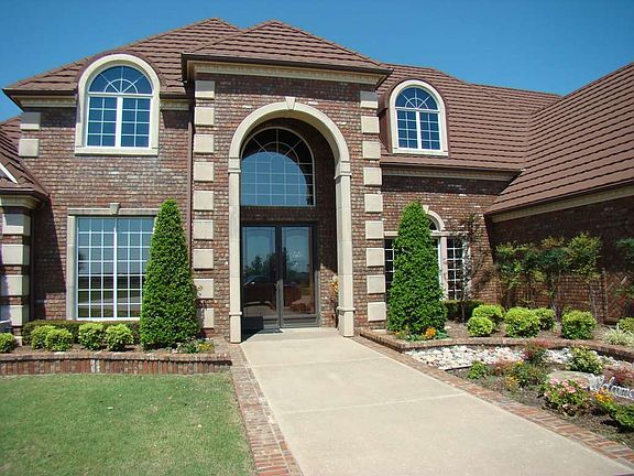 2nd image of 481 NE Windridge Ln
