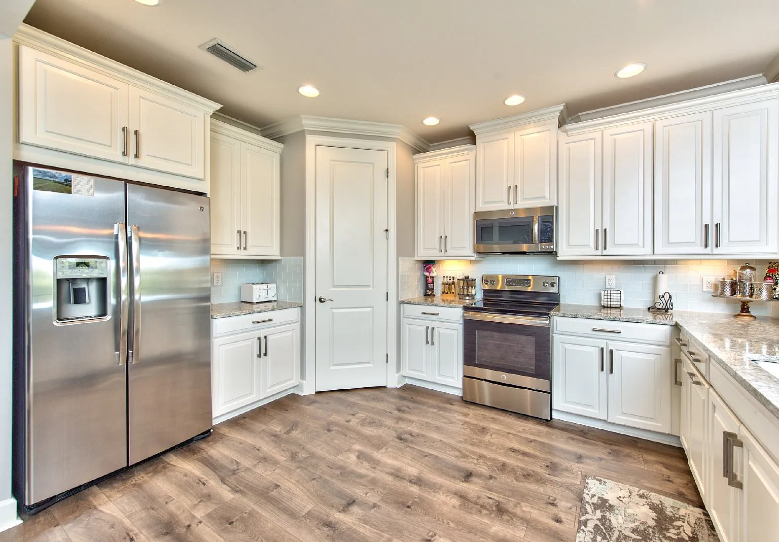 2 bed, 2.0 bath, 1717 sqft, $9,000 — Photo 1