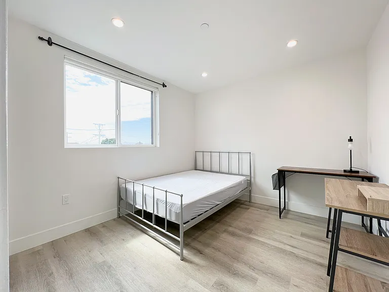 1353 1/4 W 37th St #4 — Photo 16