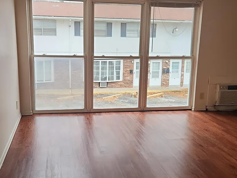 408 S Poplar St — Photo 5