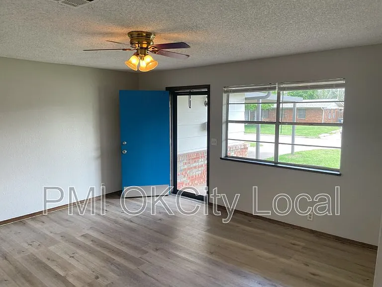 2325 N Redmond Ave — Photo 3