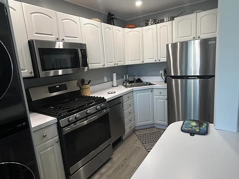 204 Manor E — Photo 9