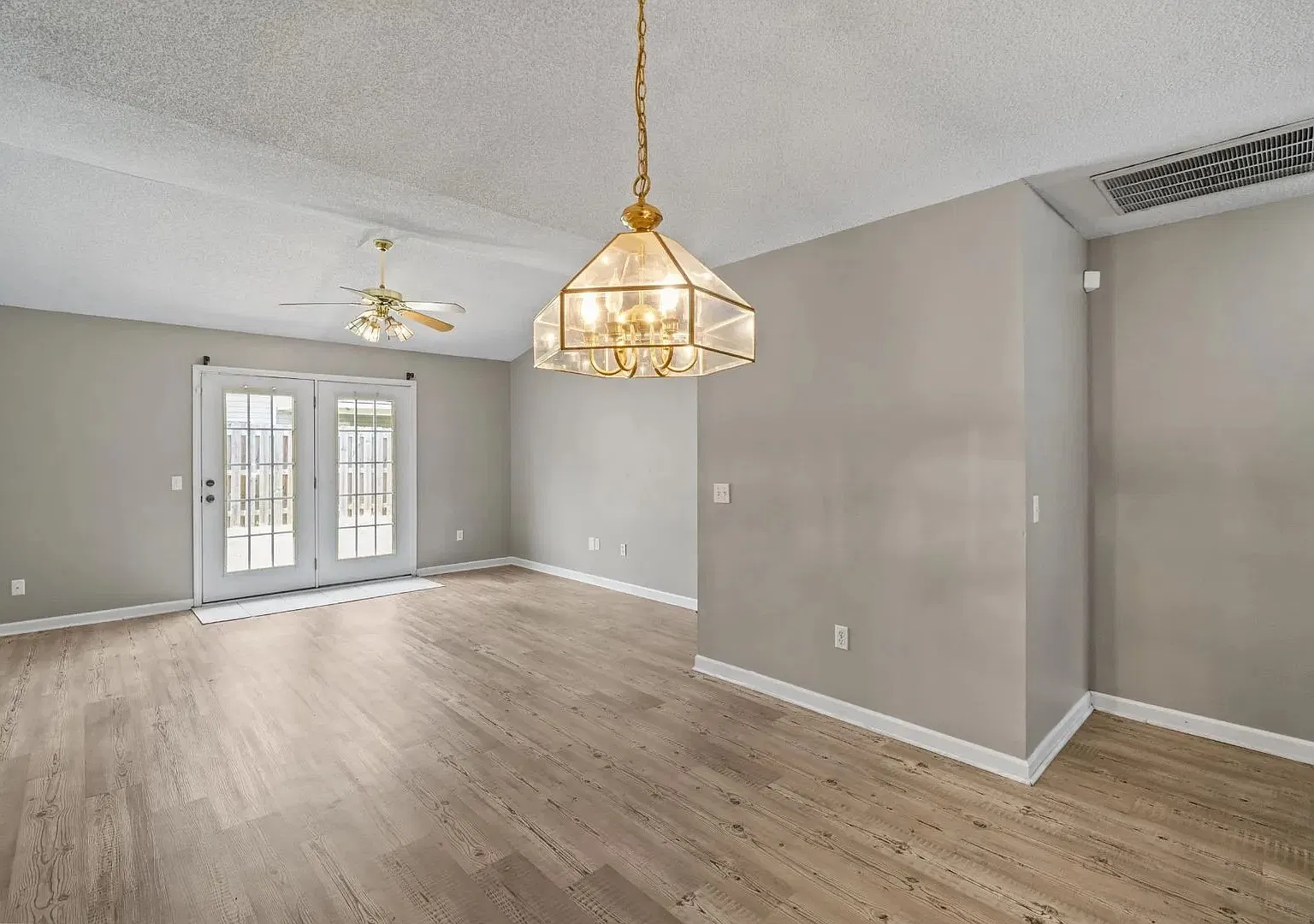 3 bed, 1300 sqft, $1,800 — Photo 2