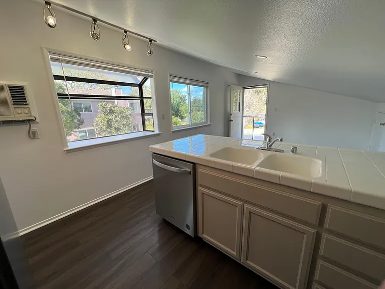 1415 E Hillcrest Dr #2 — Photo 15