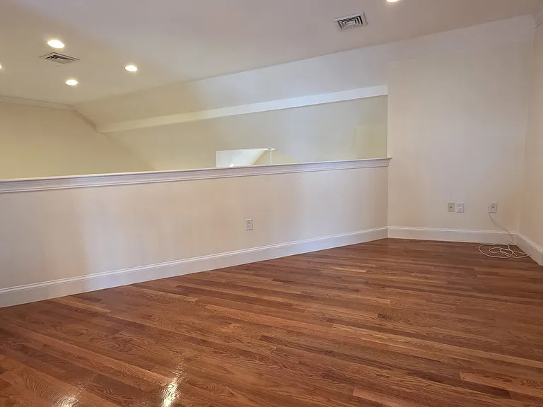910 W Roxbury Pkwy — Photo 12