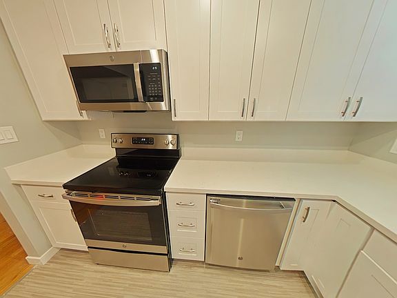 4th image of 230 Waverley St APT 1