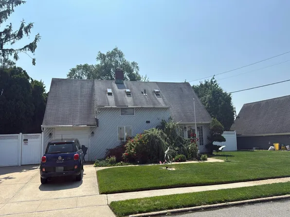 17 Cinder Ln, Hicksville, NY 11801