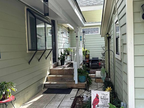 5th image of 207 NE 2nd St