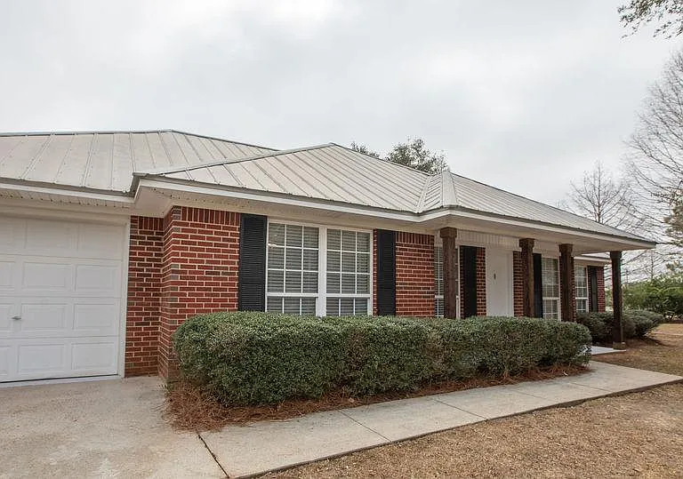 1220 Springfield Dr — Photo 1