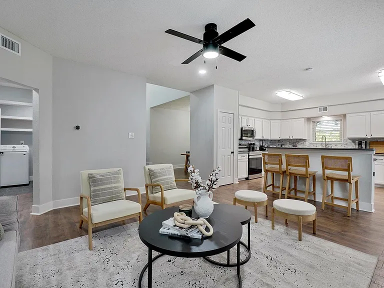 2200 Glenbrook St — Photo 6