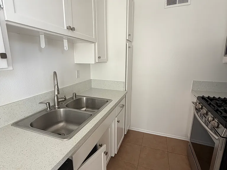 930 Venice Blvd #204 — Photo 10