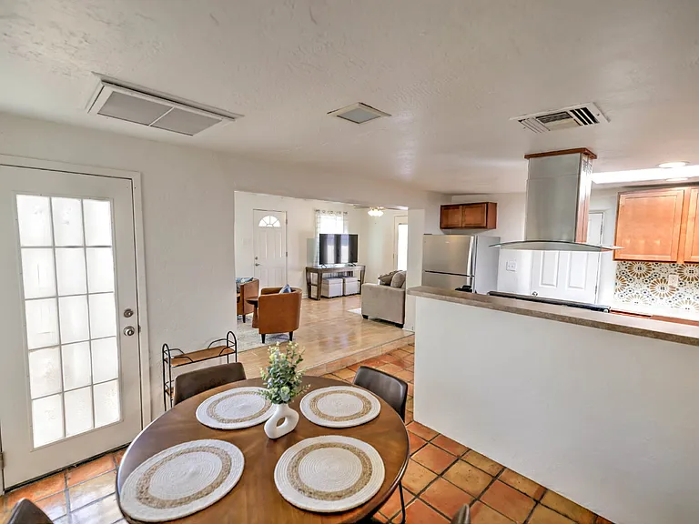 2805 E Lee St — Photo 3