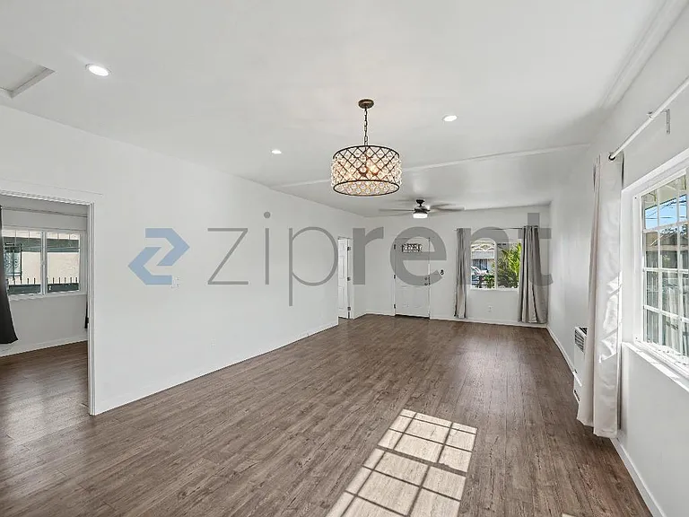1659 E 61st St — Photo 12